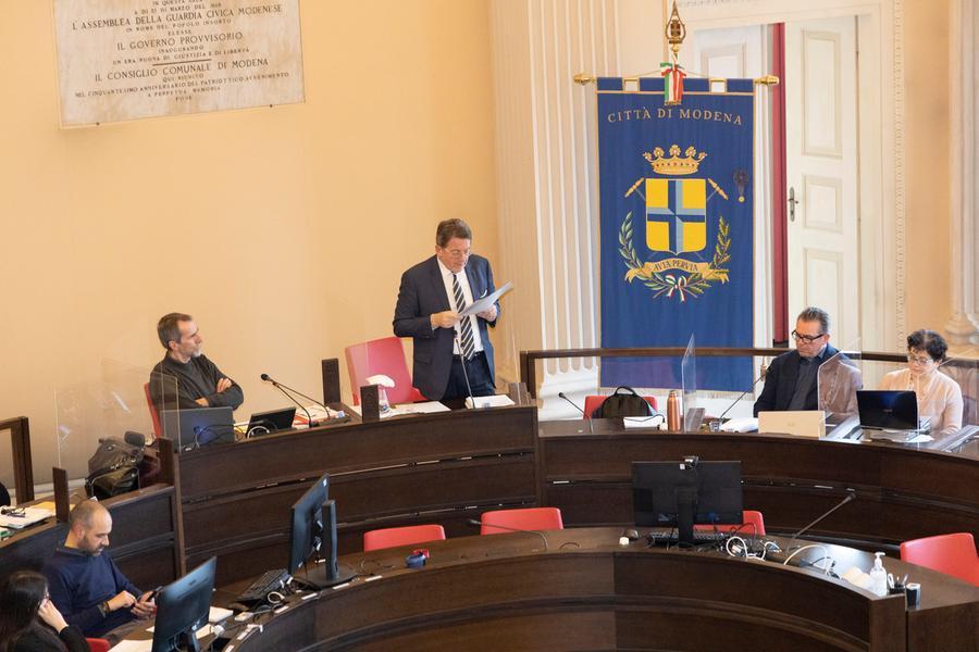 Consiglio comunale di Modena, lite e urla sul Bilancio Rossini (Fdi): «No ai comizi contro il governo»