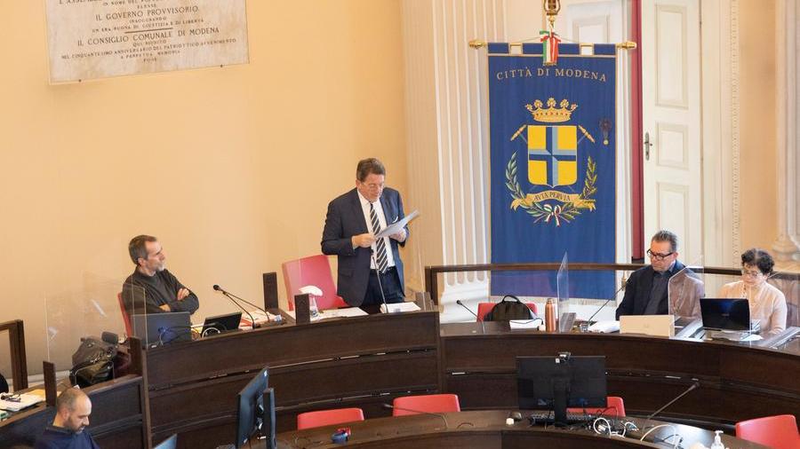 Consiglio comunale di Modena, lite e urla sul Bilancio Rossini (Fdi): «No ai comizi contro il governo»