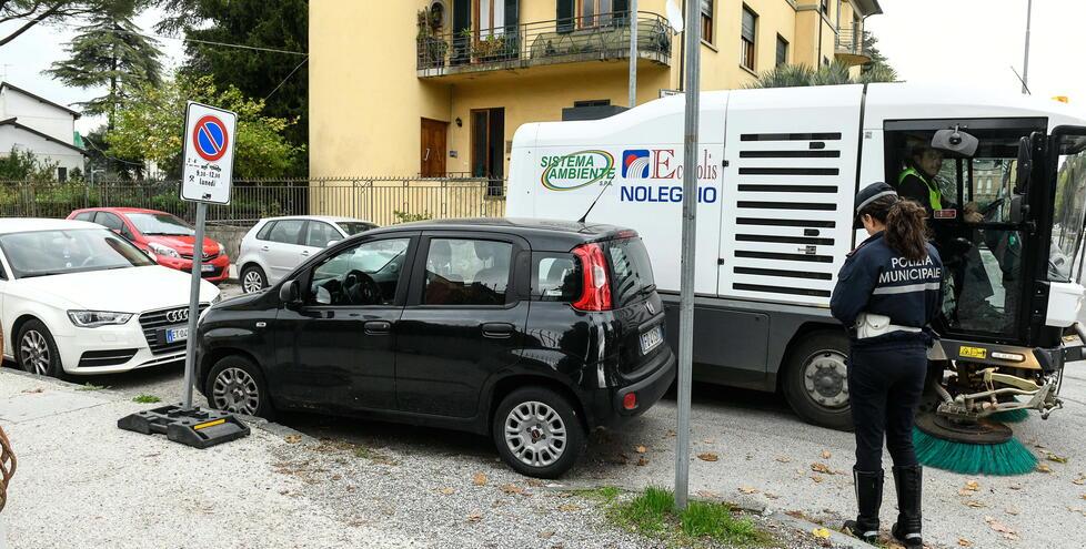 Spazzamento, a Lucca tolleranza zero: partono le multe. L’elenco delle strade interessate