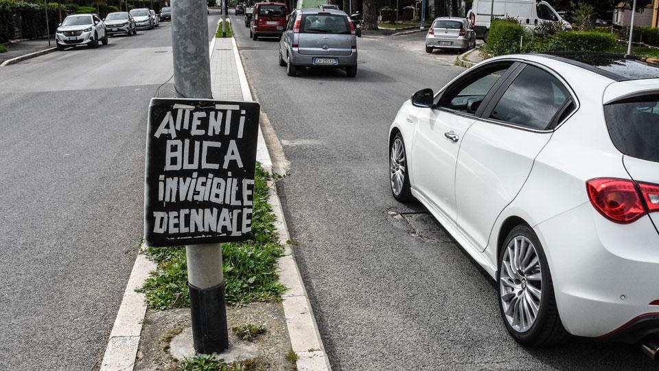 Buche, incidenti e caos traffico: «Verde Maremma è dimenticato»