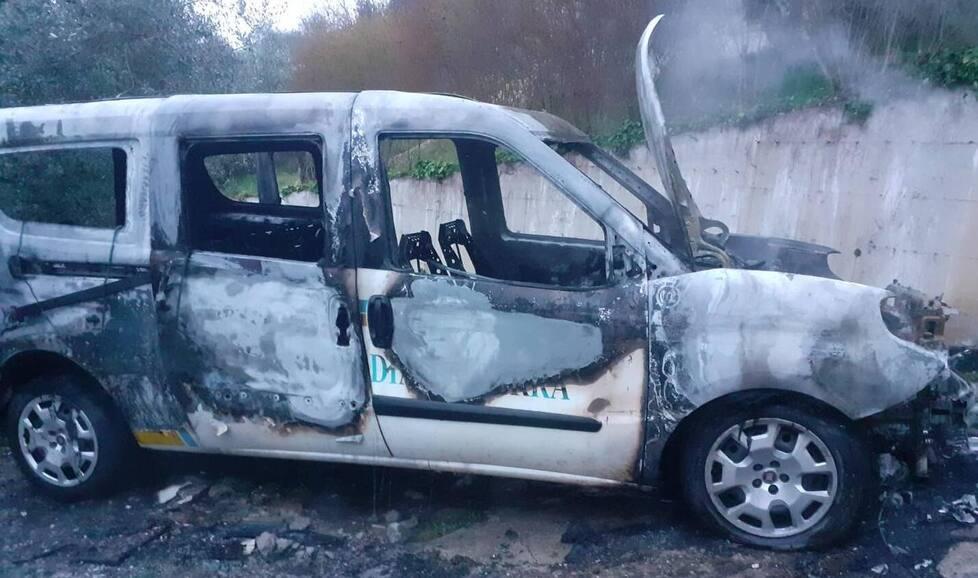 Incendio distrugge il mezzo per i servizi sociali: «Aiutateci»