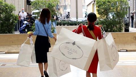 Prada investe nella produzione e assume 100 operai a Scandicci