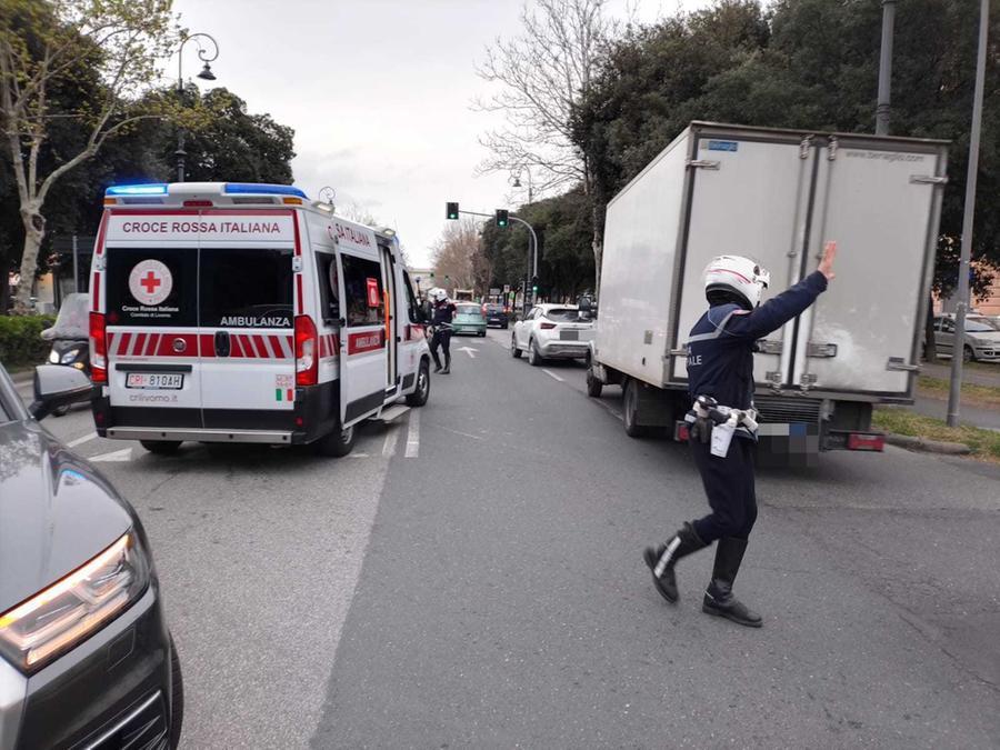 Scontro tra due auto sul viale Carducci, soccorsa una 29enne