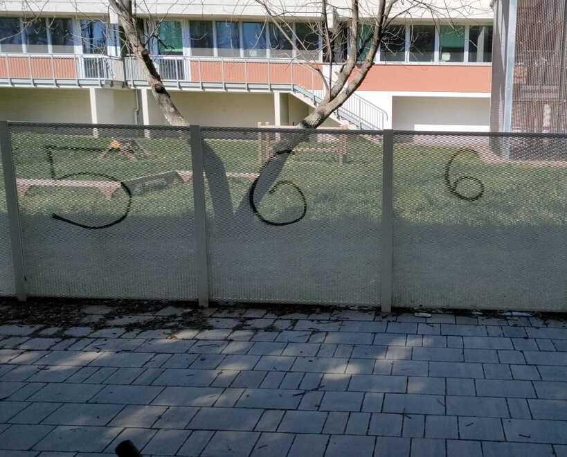 Scoperti i due studenti che imbrattano muri e auto