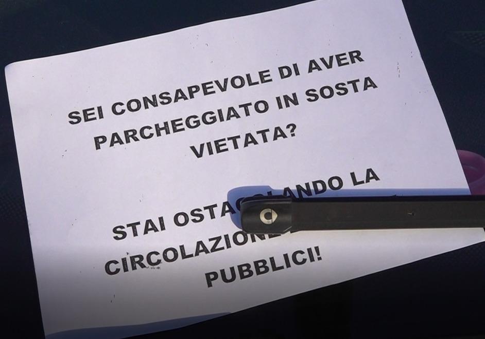 L’Asl lascia i bigliettini di rimprovero sulle auto per fermare la sosta selvaggia all’ospedale