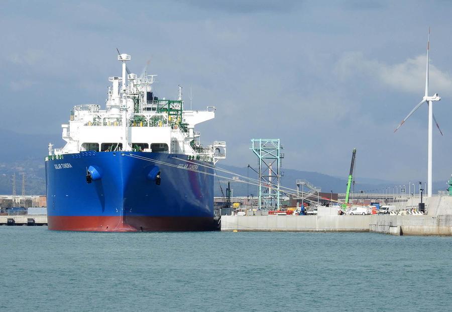 
	La nave Golar Tundra ormeggiata in porto a Piombino (foto Paolo Barlettani)

