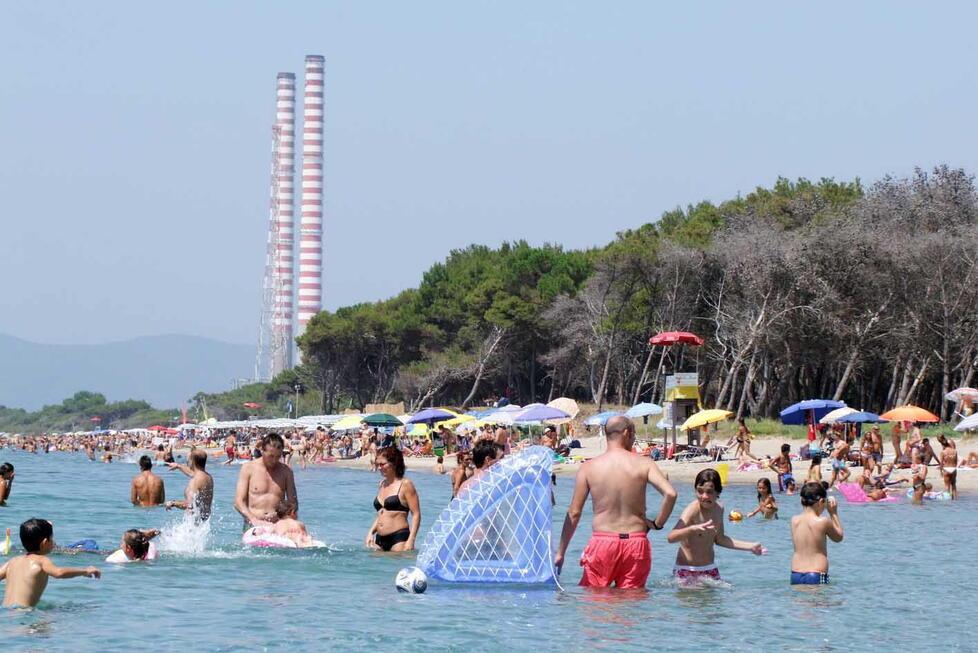 Ombrelloni in spiaggia a Piombino, è conto alla rovescia verso il 25 aprile o il primo maggio