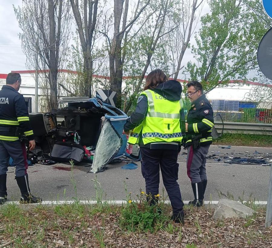 Minicar contro un camion, grave una donna