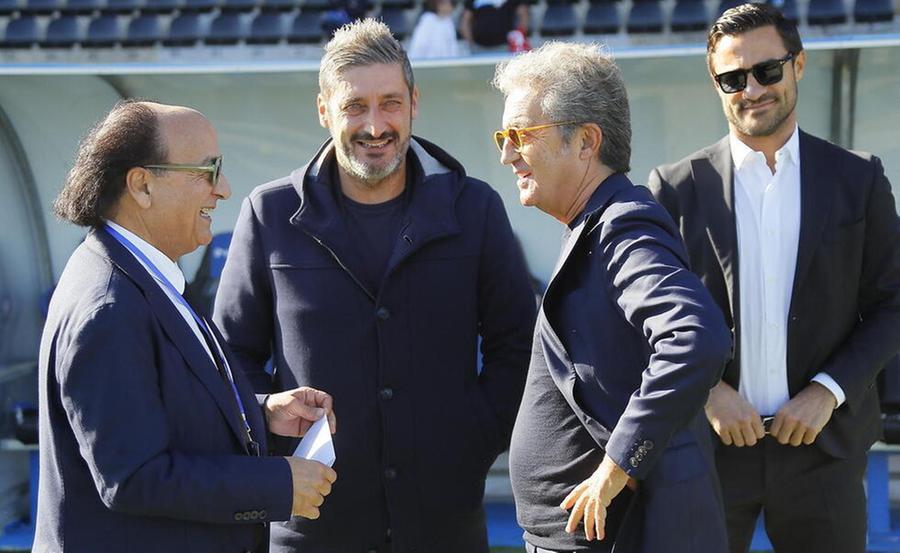 
	Il presidente del Cosenza, Eugenio Guarascio, a sinistra, a colloquio con quello del Pisa, Giuseppe Corrado (Foto Muzzi)

