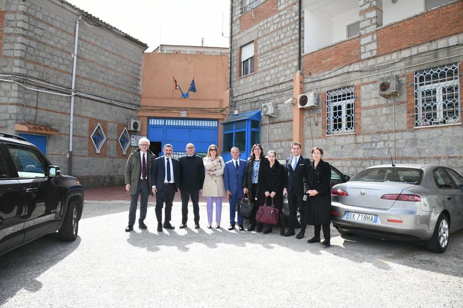 
	I parlamentari davanti al carcere nuorese <em>(foto Massimo Locci)</em>

