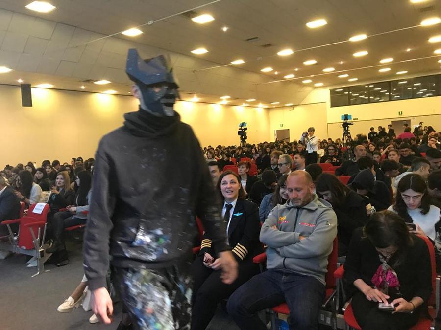 
	Lo street artist Manu Invisible al job day di Cagliari <em>(foto Mario Rosas)</em>

