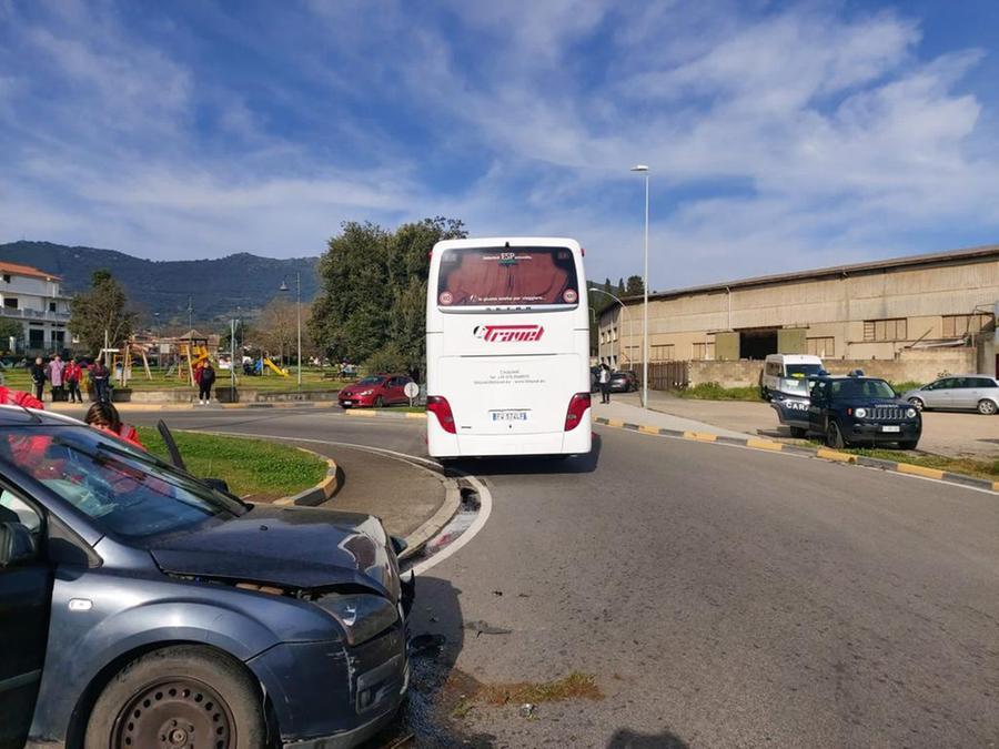 Ha un malore mentre guida e muore, l’auto va a sbattere su un pullman con 20 scolari in gita