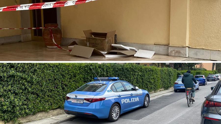 In alto il pacco sospetto nel cortile del condominio di via Cervino con l'area isolata dalla polizia; sotto una volante di fronte al complesso in cui è stato recapitato il pacco (Foto Tommaso Silvi)
