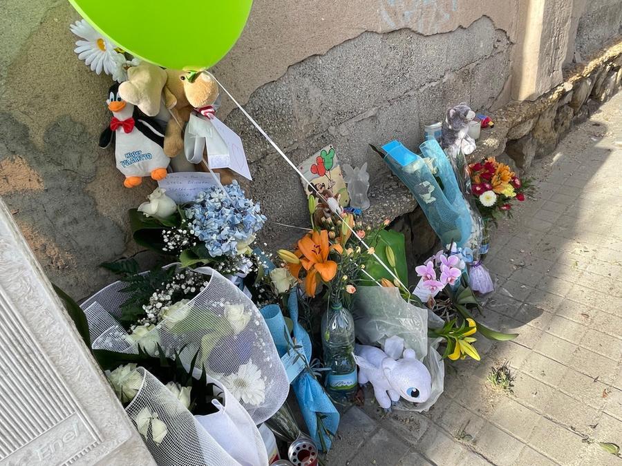 
	Fiori sul marciapiede di via Cadello dove il piccolo Daniele Ulver nel febbraio 2022 fu investito e ucciso

