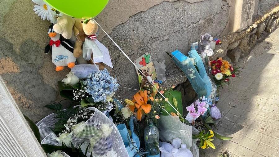 
	Fiori sul marciapiede di via Cadello dove il piccolo Daniele Ulver nel febbraio 2022 fu investito e ucciso

