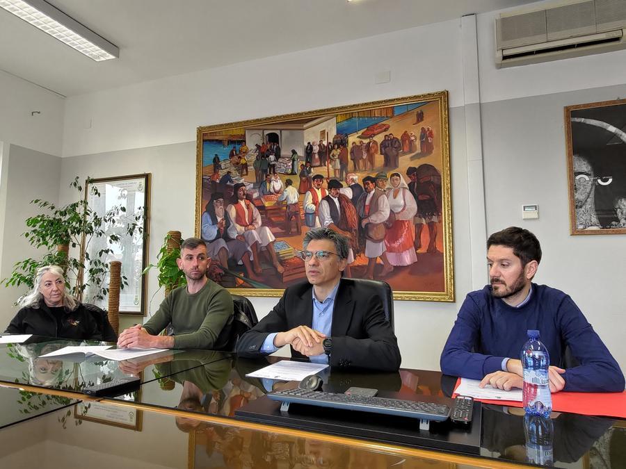 
	La presentazione del progetto: da sinistra Monica Pais di Effetto Palla Onlus, l'educatore cinofilo Jacopo Fais, Andrea Abis e Carlo Trincas

