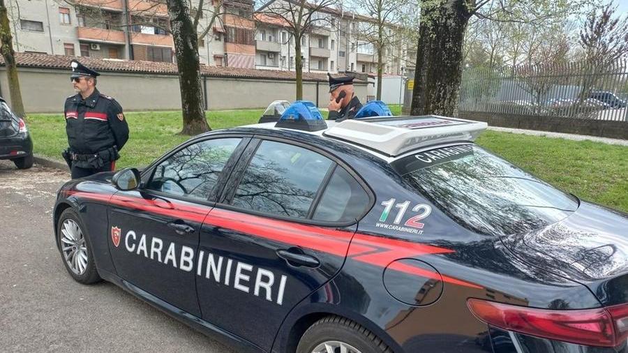 Ferrara, picchia la madre e aggredisce i carabinieri: arrestato