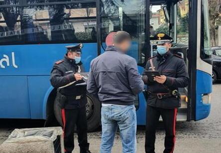 Un controllo dei carabinieri su un autobus (foto d'archivio)