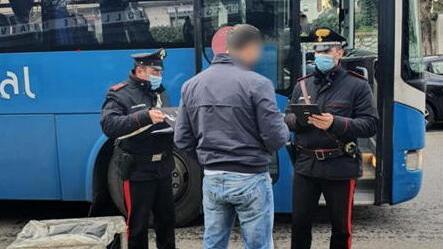 Un controllo dei carabinieri su un autobus (foto d'archivio)