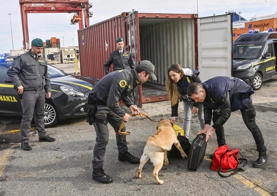 La guardia di finanza durante il controllo dello zaino