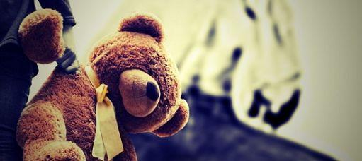 Maestro di religione arrestato a Milano per violenze sessuali sui bimbi dell’asilo