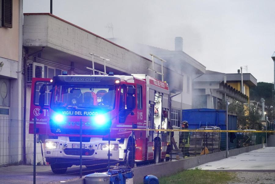 
	I vigili del fuoco al lavoro nel capannone interessato dall'incendio (Foto di Franco Silvi)

