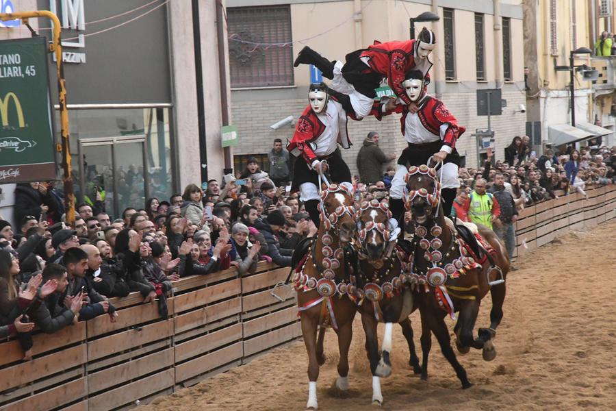 
	Una delle poche pariglie spettacolari del marted&igrave; della Sartiglia di quest'anno

