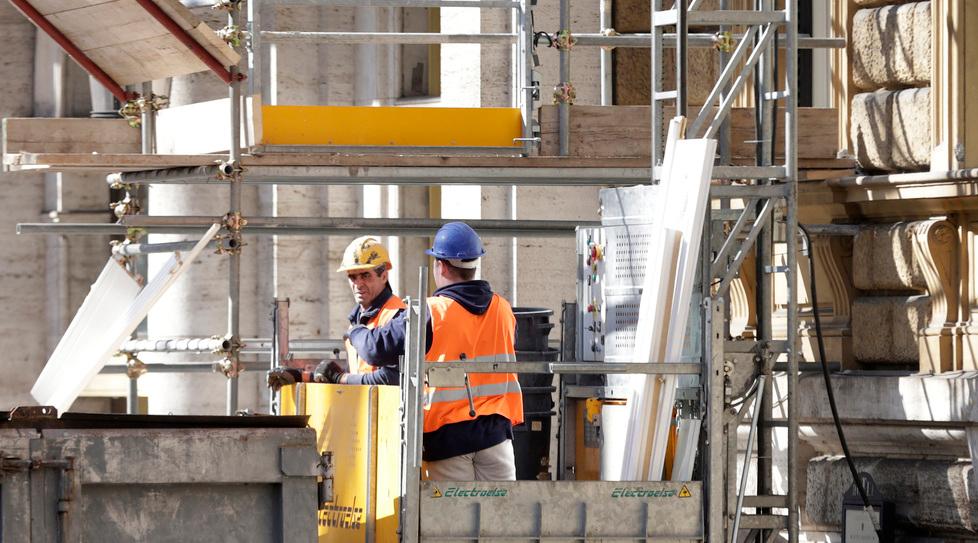 Tra calce e mattoni da 68 anni: «Ora rischio il fallimento»