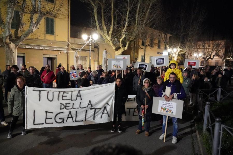 
	La protesta dei cittadini di Ponsacco: chiedono maggiore sicurezza dopo alcuni fatti di cronaca accaduti negli ultimi mesi (Foto di Franco Silvi)

