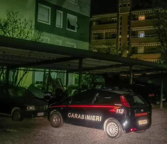 I carabinieri davanti all'abitazione