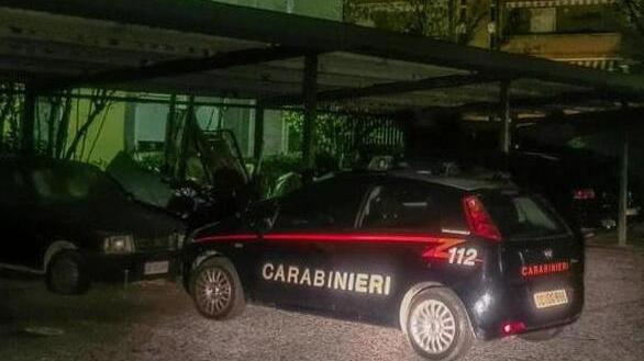 I carabinieri davanti all'abitazione