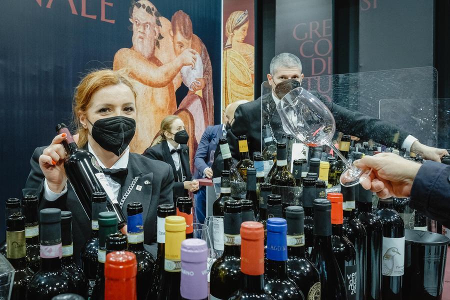 Vinitaly. Prende il via un’edizione record Crescono i top buyer e gli espositor