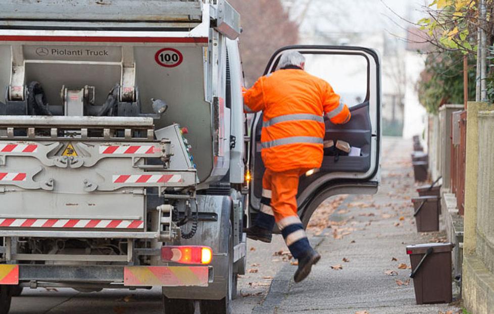 Un addetto alla raccolta porta a porta dei rifiuti (foto d’archivio)