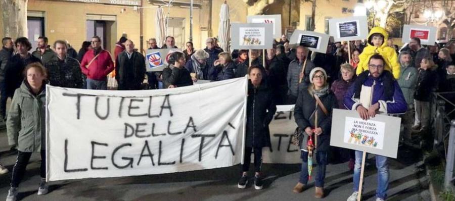 
	Il corteo dei cittadini di Ponsacco che ieri sera ha manifestato nel centro della cittadina (foto Franco Silvi)

