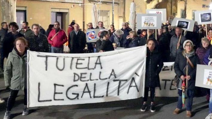 Il corteo dei cittadini di Ponsacco che ieri sera ha manifestato nel centro della cittadina (foto Franco Silvi)