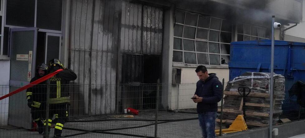 Una delle immagini dell’incendio che ha distrutto la ditta calzaturiera La Toscana di Capanne (Franco Silvi)