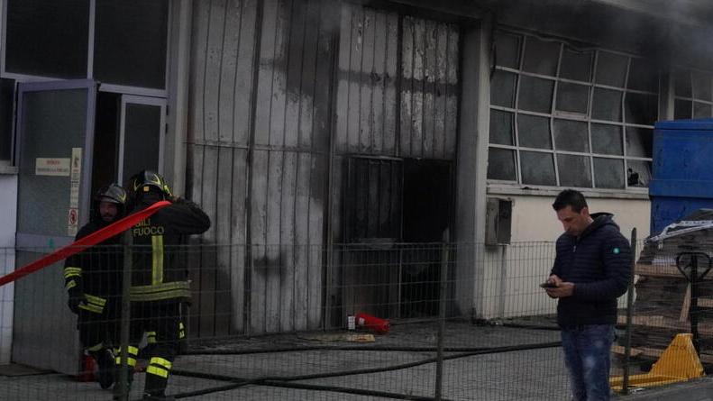 Una delle immagini dell’incendio che ha distrutto la ditta calzaturiera La Toscana di Capanne (Franco Silvi)