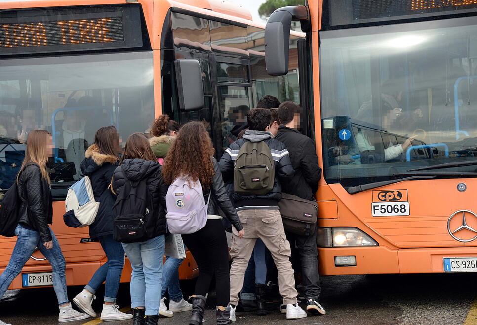 Pontedera, droga sul pullman degli studenti: l’autista si ferma e li lascia a piedi 