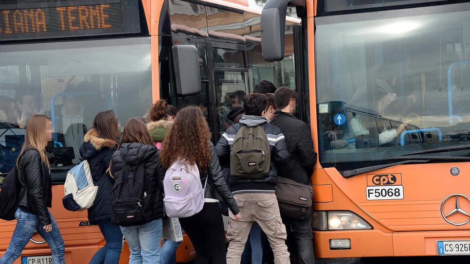 Pontedera, droga sul pullman degli studenti: l’autista si ferma e li lascia a piedi