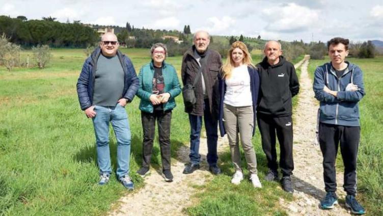 A sinistra i residenti di via Alfieri e via Murri; in alto a destra via Alfieri e, sotto, l’area dove nasceranno le due Rsa (Fotoservizio Juri Autovino)