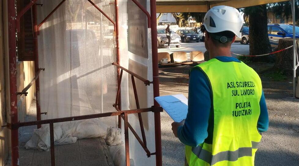Controlli in un cantiere (foto d'archivio)