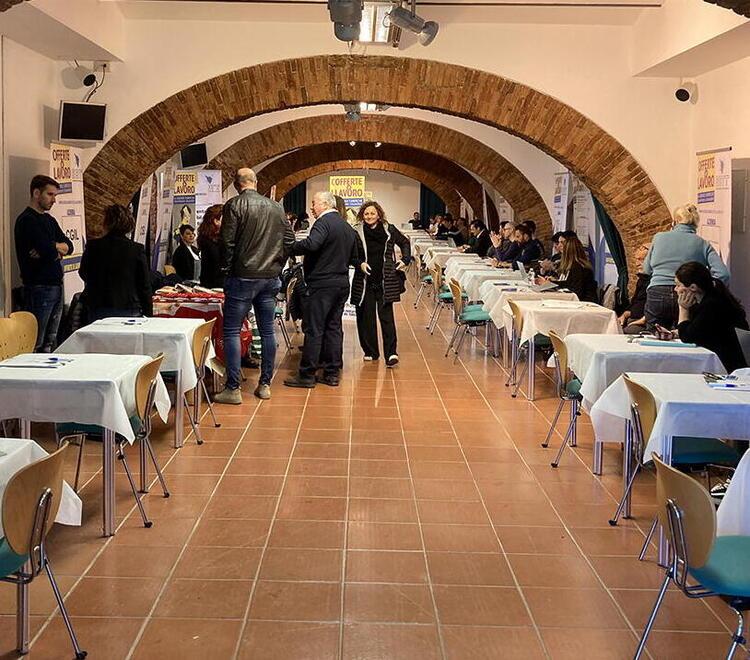 Un’immagine dei tavoli con gli operatori durante la recente Borsa Mercato del Lavoro 2023 organizzata a Villa Guerrazzi a Cecina (foto Michele Falorni/Silvi)