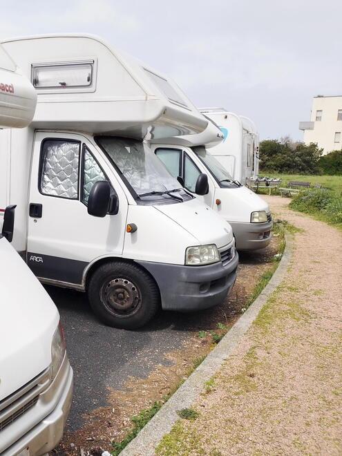 Alcuni dei camper parcheggiati nella piazza Reggimento Paracadutisti Nembo
