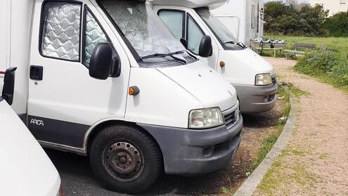 Alcuni dei camper parcheggiati nella piazza Reggimento Paracadutisti Nembo