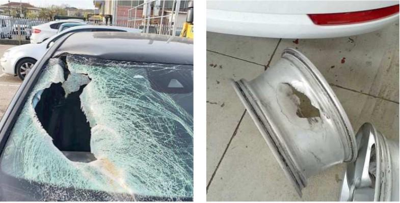 
	A sinistra il parabrezza sfondato della prima auto e, a destra, il cerchione squarciato della seconda

