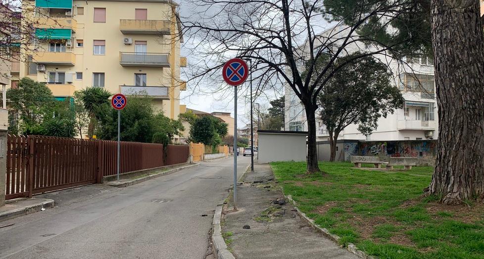 Via Basilicata, la strada in cui sono state trovate pasticche color rosa fucsia di veleno per cani