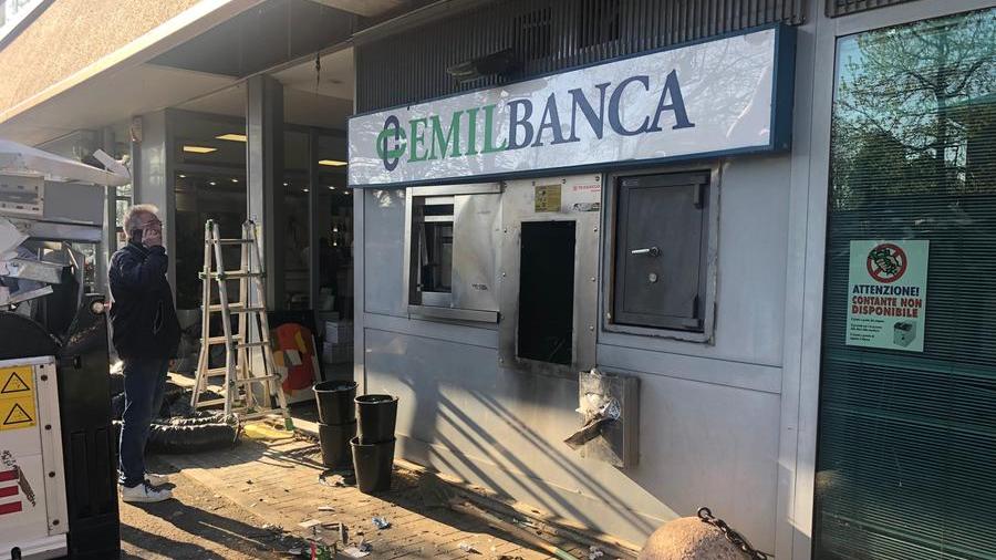 Esplosione a Reggio Emilia, i ladri fanno saltare il bancomat di via Adua