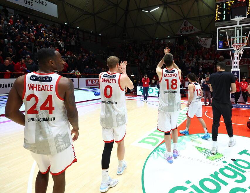 L’applauso al pubblico del Pistoia Basket