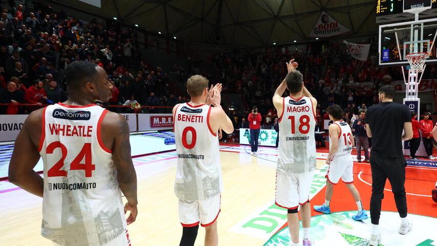 L’applauso al pubblico del Pistoia Basket