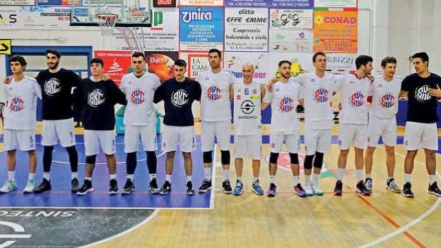 I giocatori del Cecina schierati prima di una gara (foto Michele Falorni/Silvi)